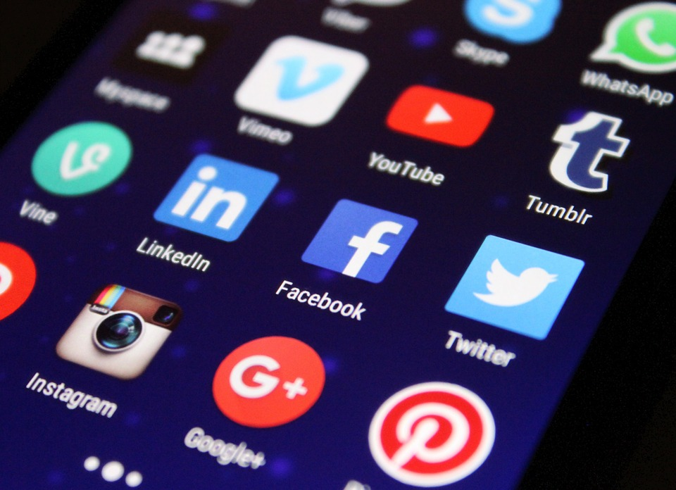 die digitale Revolution hat uns eine Menge Tools beschert, mit denen man die Beziehung zwischen Unternehmen und Kunden stärken kann. Und dies wird nirgendwo deutlicher als bei den sozialen Medien, wo sofortige Kommunikation von Lob bis hin zu Kritik möglich ist.