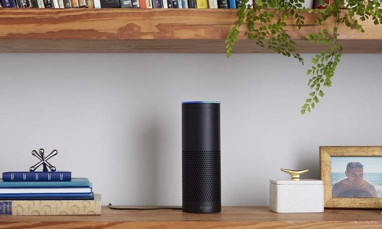 Amazon hat als erstes Technologieunternehmen erkannt, dass die Sprachsteuerung von Smart-Home-Geräten großes Marktpotential hat. Neue Verkaufszahlen lassen die Konkurrenz aufhorchen. Bis Ende Januar 2017 verkaufte sich Amazon Echo allein in den USA rund 8,2 Millionen Mal. Prognosen von RBC Capital Markets gehen davon aus, dass der Online-Händler bis zum Jahr 2020 weitere 60 Millionen Endgeräte in den USA absetzen wird. Weltweit soll die Zahl der aktiven Nutzer bis 2020 auf 500 Millionen ansteigen. (1) Diese Aussichten wecken Begehrlichkeiten und lassen die Frage aufkommen, welche Pläne Technologiekonzerne wie Google, Microsoft, Apple oder Samsung verfolgen.
