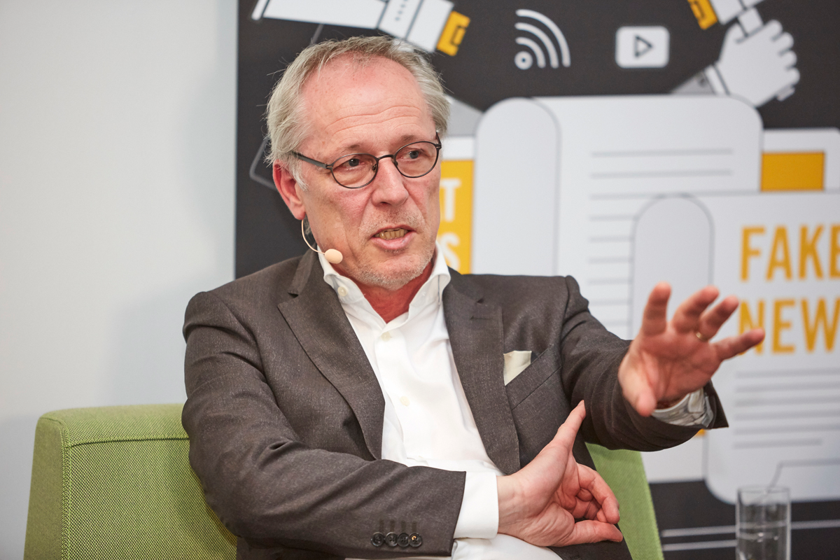 Jörg Baberowski: Soziale Netzwerke schaffen eine Gegenöffentlickeit zu klassischen Medien Prof. Jörg Baberowski ordnete das Themenspektrum aus historischer und soziologischer Perspektive ein. Er teilte die Auffassung von Kai Diekmann, dass Publisher es sich nicht mehr leisten können, auf soziale Plattformen zu verzichten. Dennoch betonte er die gleichzeitige Abhängigkeit. In Bezug auf Fake News vertrat er die These, dass sich Menschen nicht einfach durch Technologien manipulieren lassen. Jörg Baberowski: „Man glaubt nur die Falschnachrichten, die sich in das eigene Lebensbild einfügen lassen.“ Es gebe immer ein Milieu, in dem Nachrichten nicht unbedingt für wahr gehalten, aber für gut befunden werden. Zu den klassischen Medien bilde sich aktuell eine Gegenöffentlichkeit, die traditionelle Medien als Informationsquellen und Multiplikatoren nicht länger benötige. Als ein prominentes Beispiel nannte er das Kommunikationsverhalten von US-Präsidenten Donald Trump.
