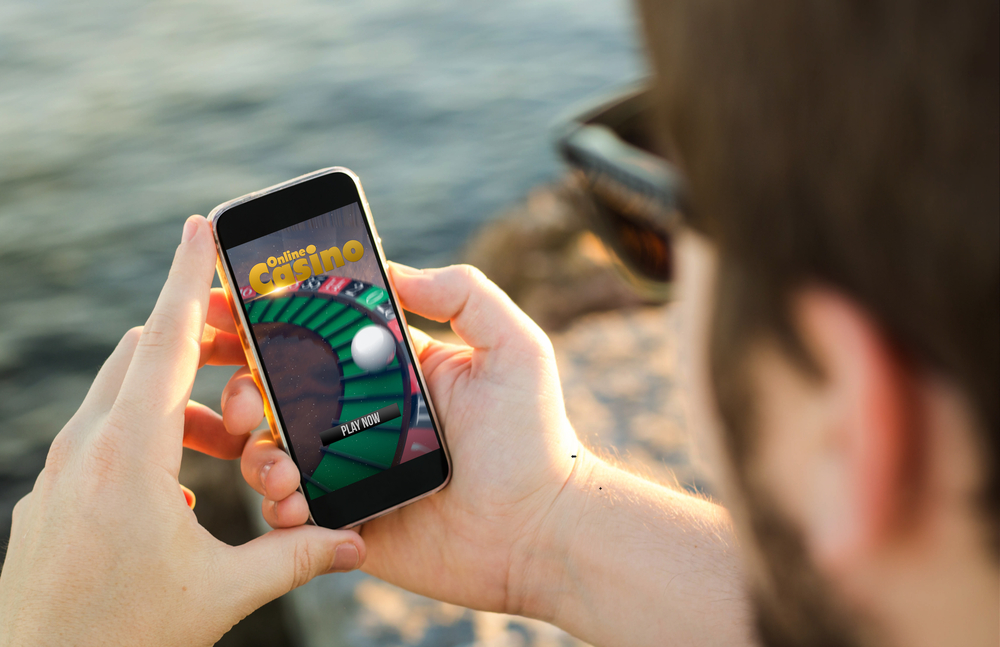 Mann spielt Roulette auf einem Smartphone