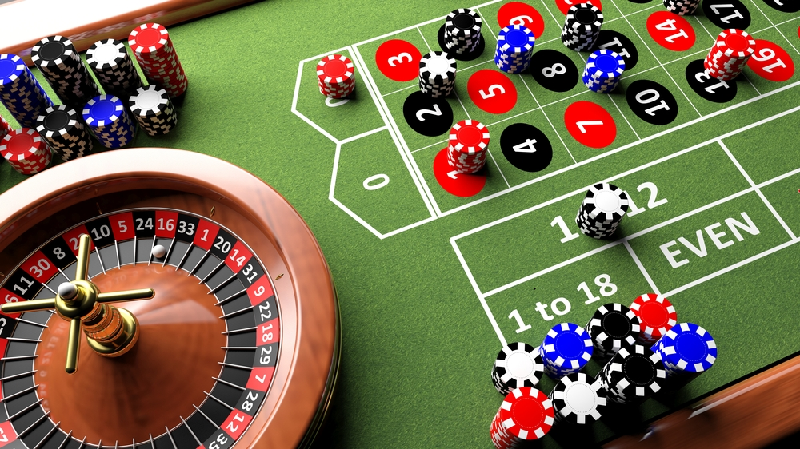 Tisch mit Roulette-Spiel und Spielchips