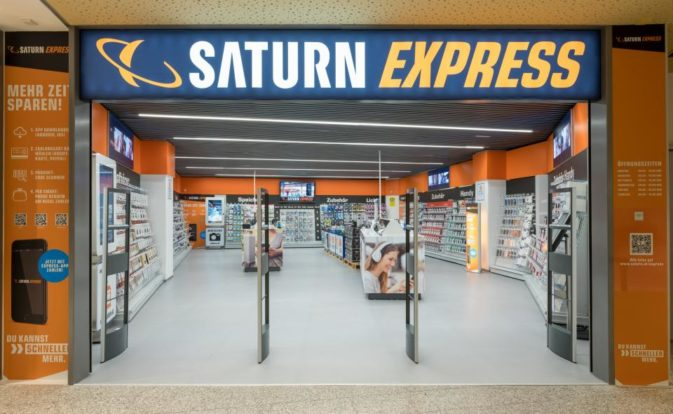 Das bild zeigt: Von März bis Ende Mai öffnete mit dem Innsbrucker Saturn Express der erste kassenfreie Elektronikmarkt in Europa. Das Pilotprojekt verzichtete komplett auf Kassen und ließ Kunden über eine App Barcodes auf Artikeln scannen und diese beim Verlassen des Stores mit Kreditkarte oder PayPal bezahlen.