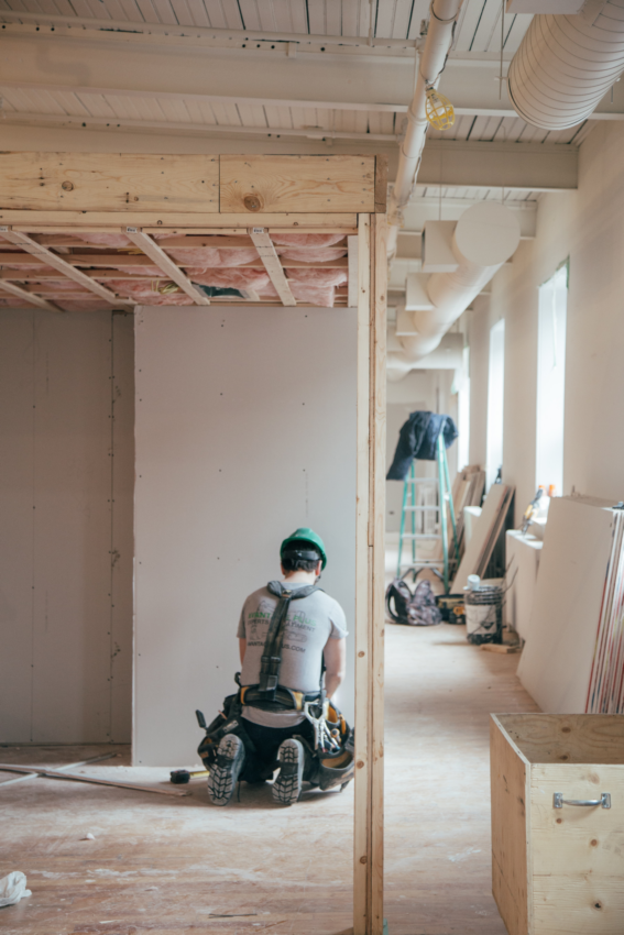 Abbildung 1: Polyurethan spielt heute in vielen Branchen eine wichtige Rolle - im Bauwesen läuft ohne PUR wenig. Bildquelle: @ Charles Deluvio / Unsplash.com